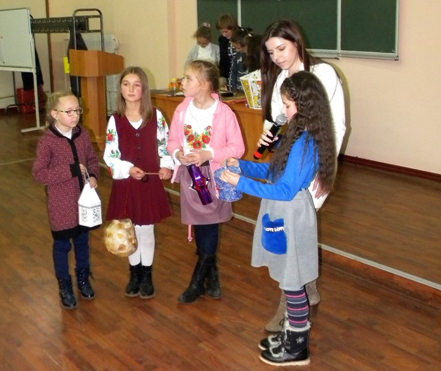 Школярі демонструють ліхтарики, виготовлені своїми руками